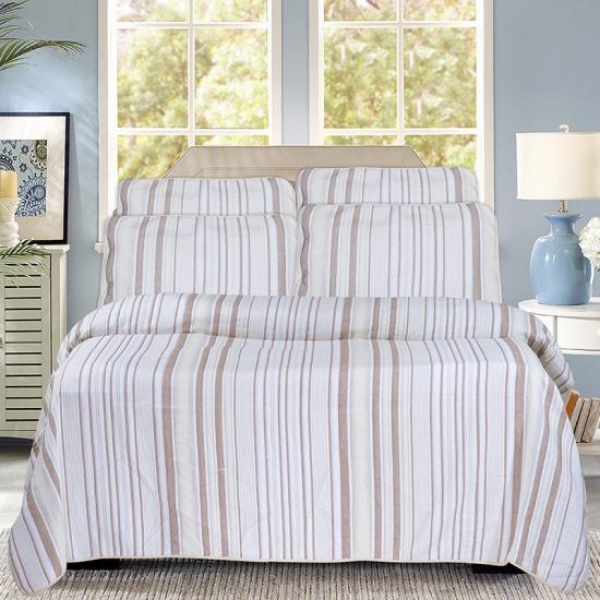 How does Polyester Microfiber quilt compare to natural materials like cotton or wool?