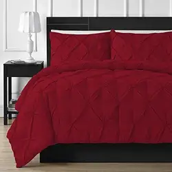 What are the benefits of using a microfiber jacquard quilt for layering in colder seasons?